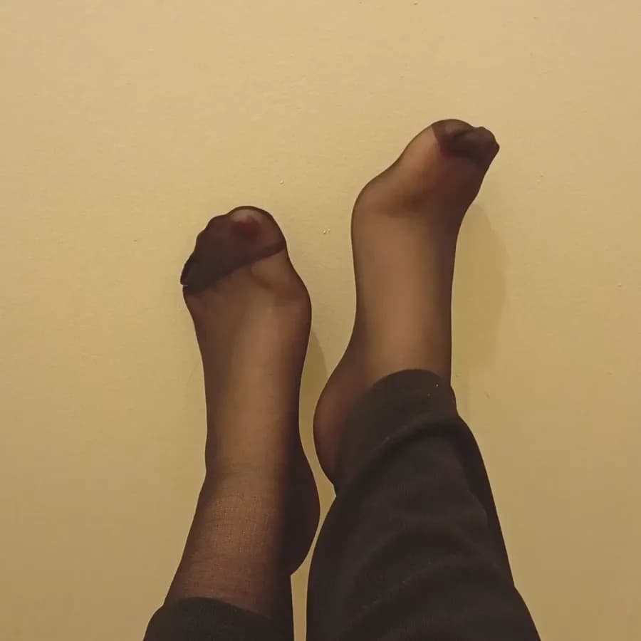 Feet_leyla_